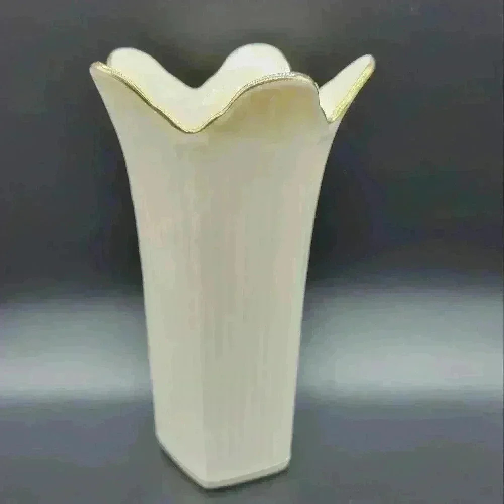 Meridian Collectionby LENOX Flower Vase Gold Trim Excellent Condition 7 3/4"